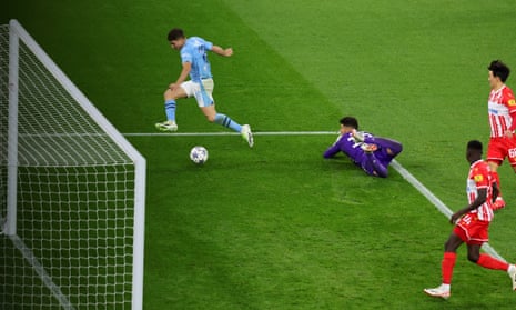 Julian Alvarez scores.