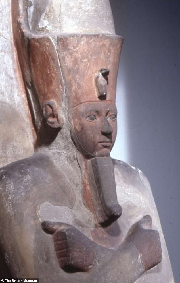 Many mummies, such as Amenhotep I, show an overbite. But this is generally not reflected in a compatible way in statues