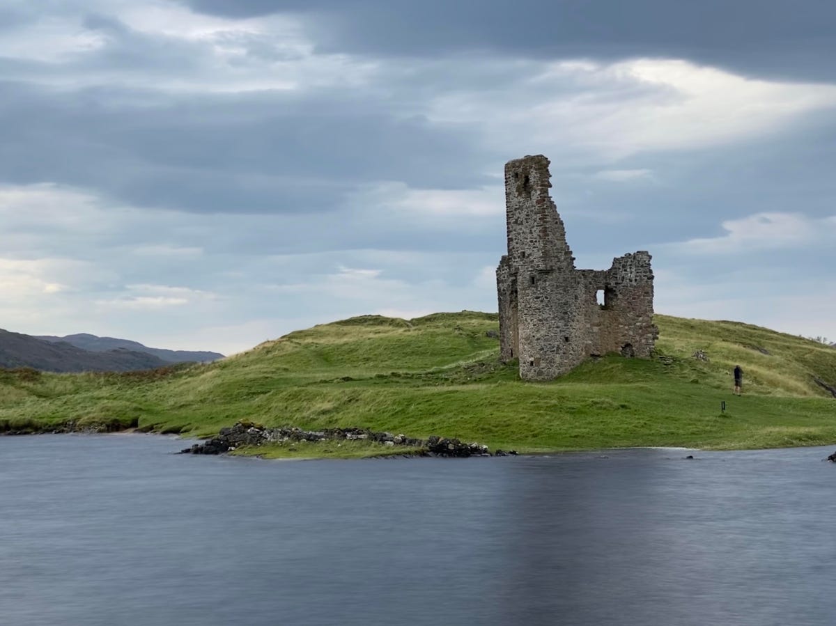 Image of a castle next a lake using the long exposure effect
