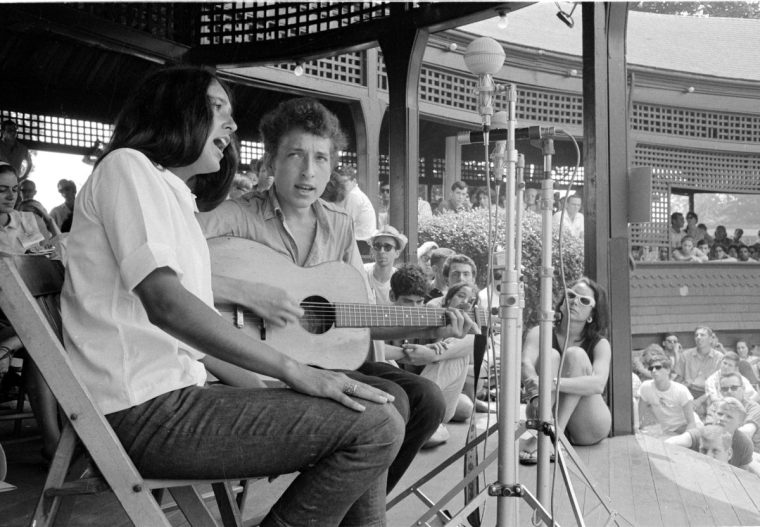 Joan Baez and Bob Dylan performing together at the Newport Folk Festival in 1963 (Photo: Rowland Scherman/Getty)