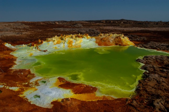 DESERT DE DANAKIL, ETHIOPIE - NOVEMBRE 27: Lacs verts et d??p??ts de sel (champs hydrothermaux) ?? Dallol dans le d??sert de Danakil en ??thiopie le 27 novembre 2003.