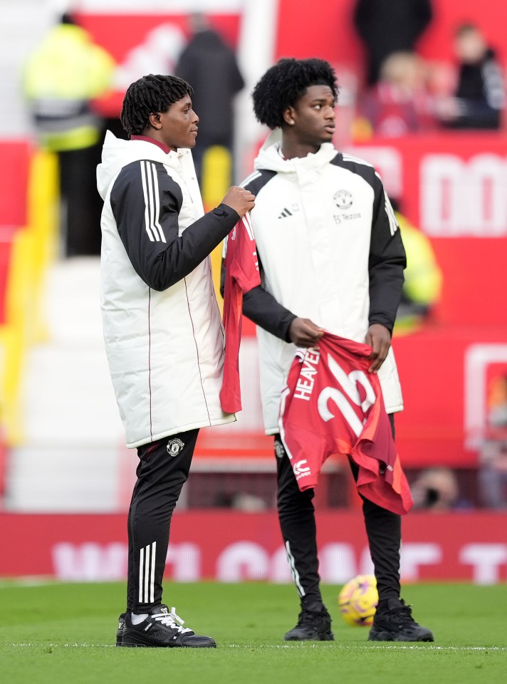 Patrick Dorgu and Ayden Heaven, new Manchester United players, holding their jerseys.