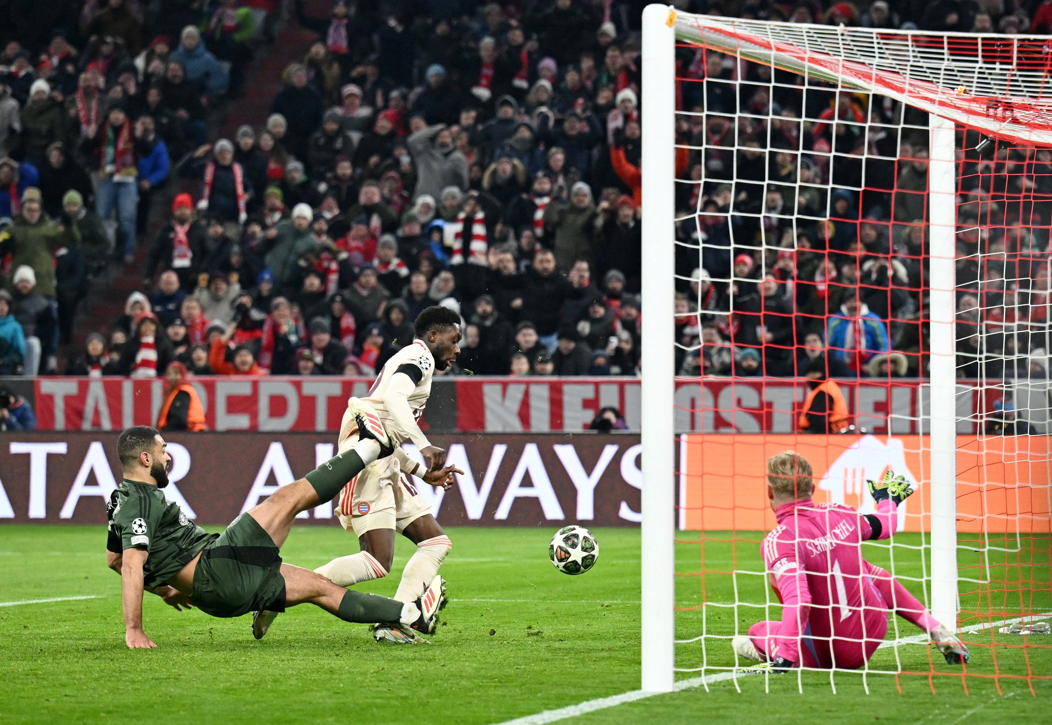 Alphonso Davies scores to send Bayern through to the last-16