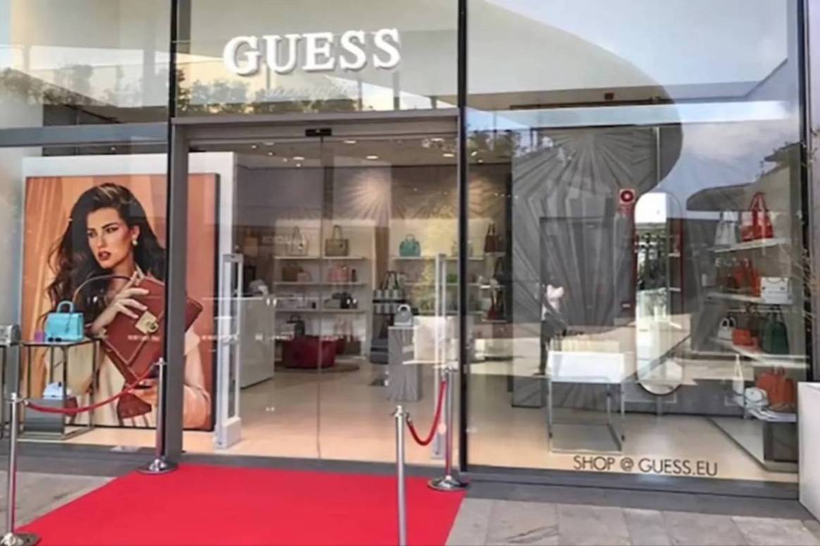 Ein Store der Marke Guess