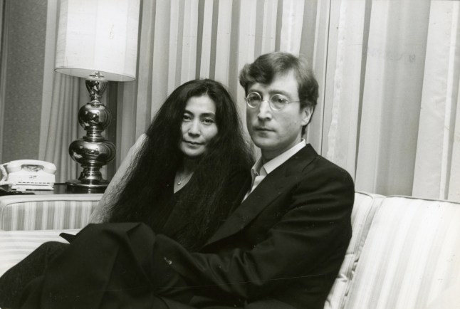 (MANDATORY CREDIT Koh Hasebe/Shinko Music/Getty Images) John Lennon and Yoko Ono at Hotel Okura in Tokyo, Japan, 4th October 1975. (Photo by Koh Hasebe/Shinko Music/Getty Images)