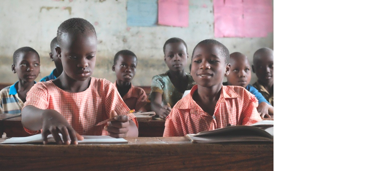 10 år gamle Shamin Galenda, her ved siden av klassevenninnen Shakoru Gizamba (til høyre). Shamin har Downs syndrom, men går i en ordinær klasse på den lokale skolen