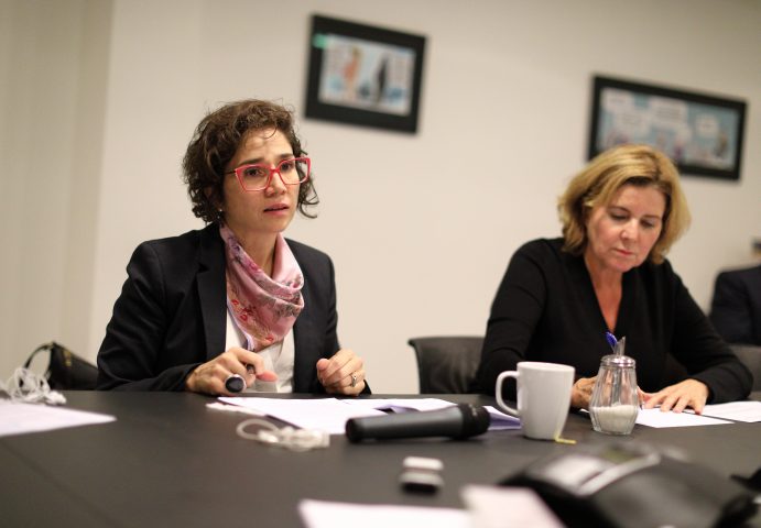 Bilde av FNs spesialrapportør sammen med Likestillings- og diskrimineringsombud, sittende rundt et møtebord.