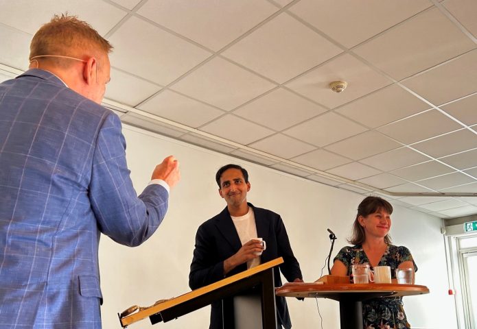 F.h: Regionleder i NHF Oslo Karl Haakon Sævold ledet ordførerkandidatduellen mellom Hassan Nawaz (H) og Rina Mariann Hansen (Ap) på scenen i Sagene samfunnshus.