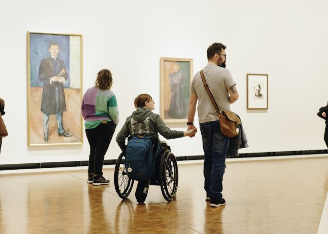 Kvinne i rullestol leier mannlig kjæreste i utstillingssal på Munchmuseet