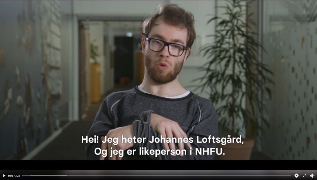 Bilde av video med Johannes som snakker mot kamera. Tekst: Hei jeg heter Johannes og jeg er likeperson i NHFU. 