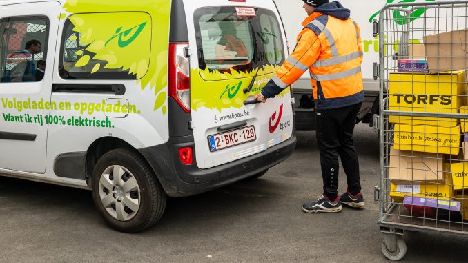 Foto-elektrische-camionette-Bpost-voor-CULT