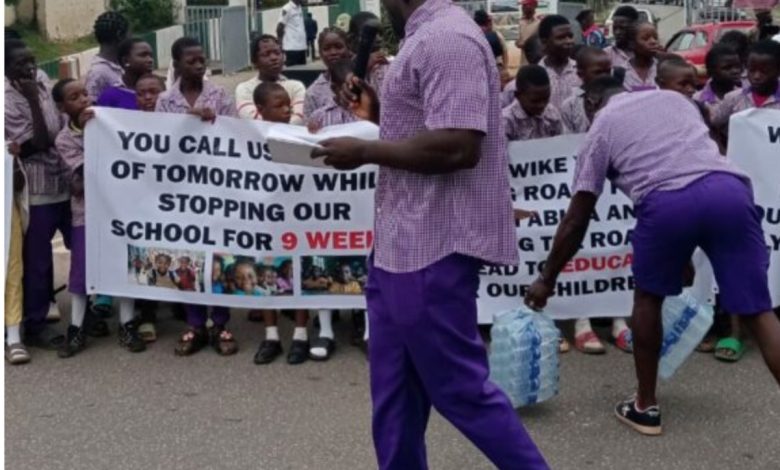 VDM and children at protest
