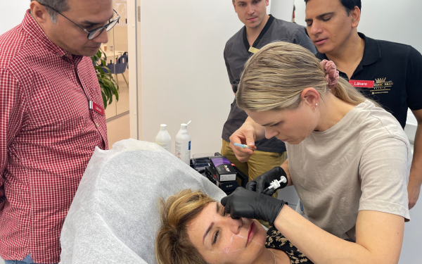 a woman getting a threadlift treatment done by doctors. Kurs i trådlyft