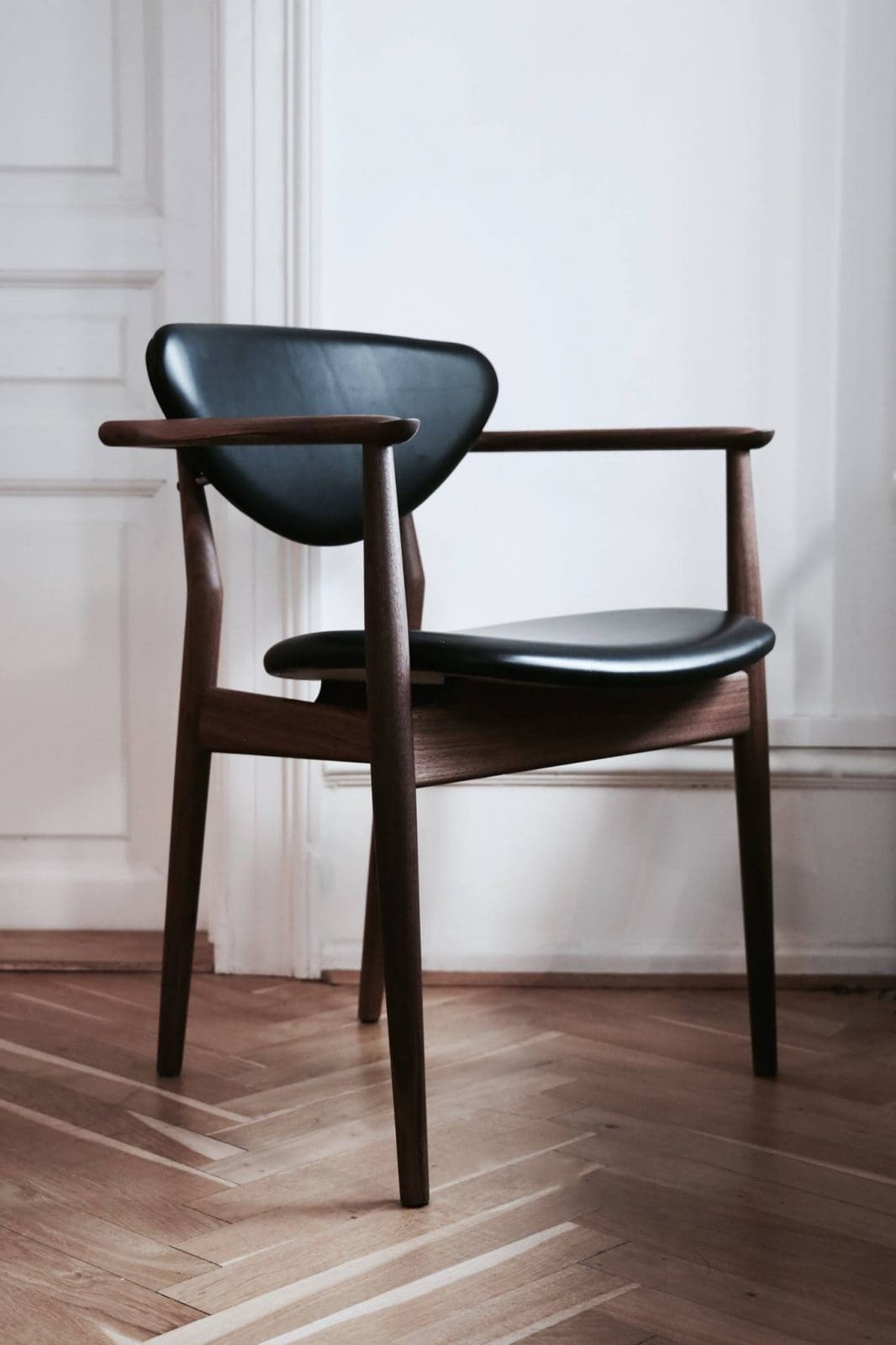 132500円で購入希望ですフィンユール FINN JUHL 109 Chair(109チェア) レッド