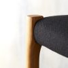 moller_chair_85_oak_black_fabric_front_leg_close-up