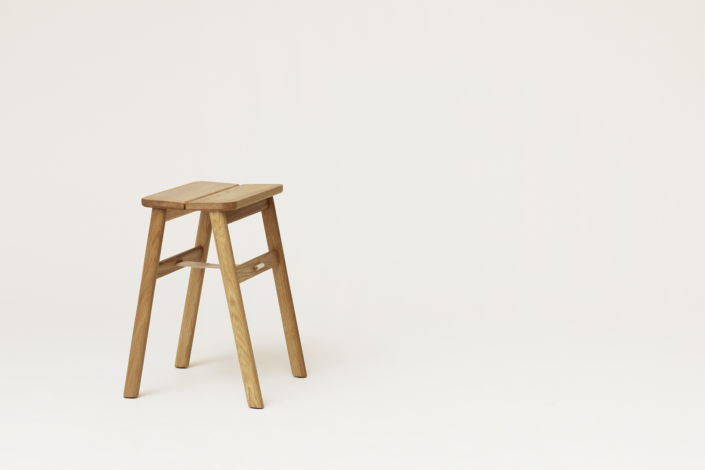 F&R_angle-foldbale-stool-oak_persepctive