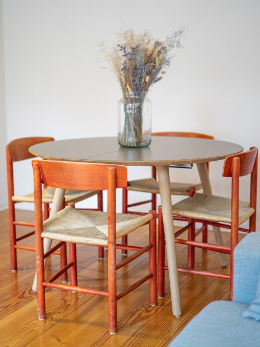 Eat Table round with chairs