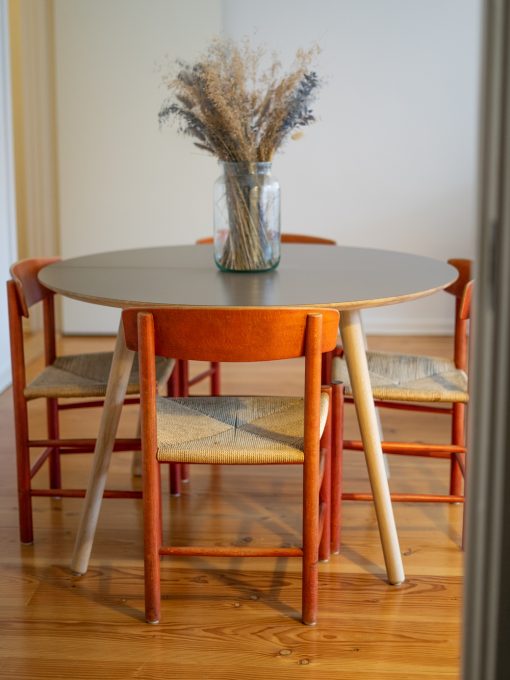 Eat Table round with chairs