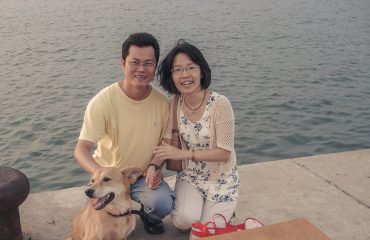 På billedet ses lederen af VOS, Brad Yu, og hans hustru.