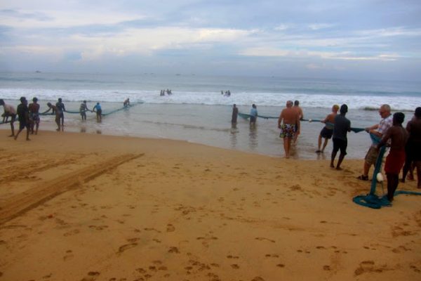 Pappa prøver fiskelykken i Hikkaduwa på Sri Lanka