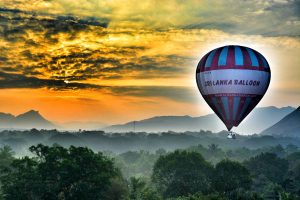 Fly ballong over jungelen på Sri Lanka