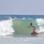 Surfing i sola på Sri Lanka