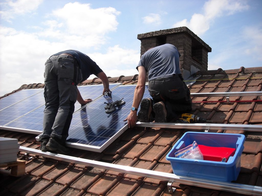 Installering av solpaneler för energieffektiv fastighet.