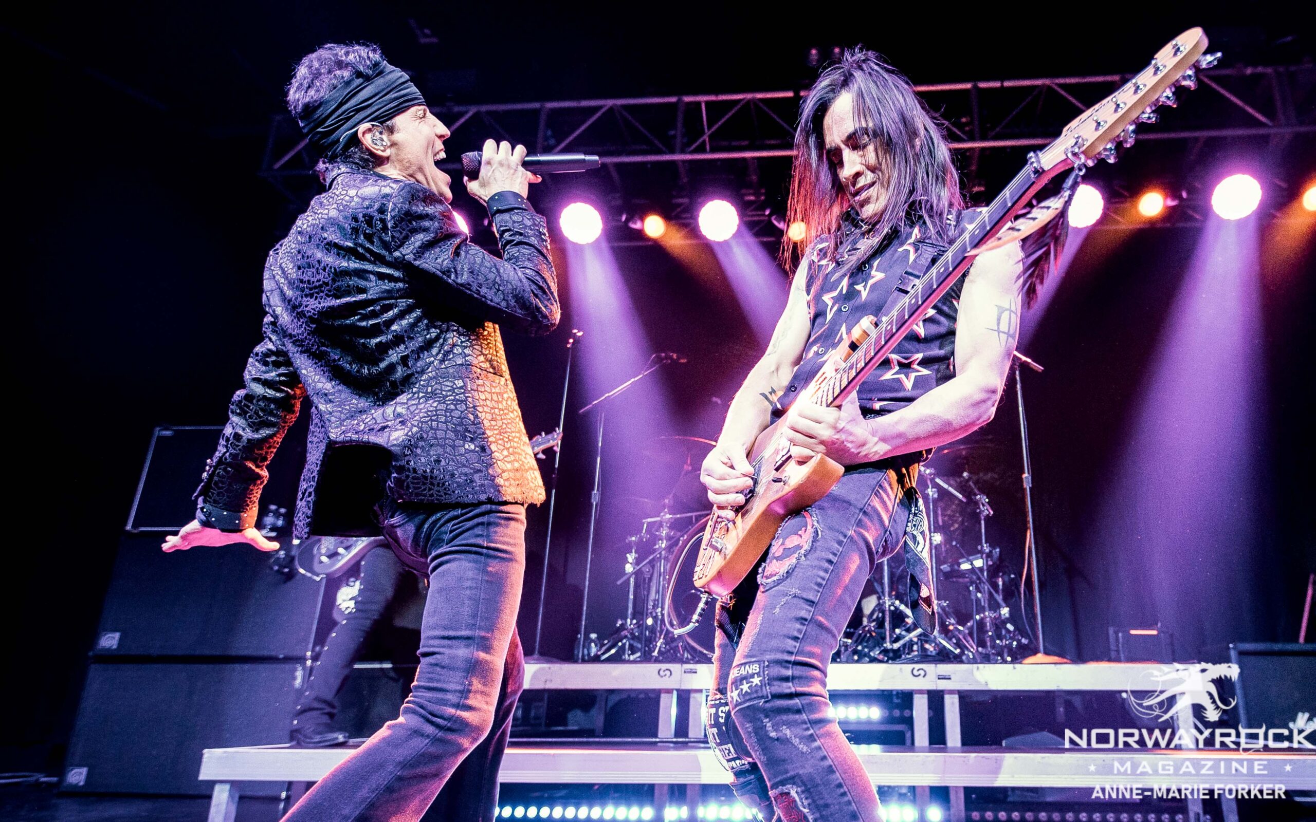 Watch Extreme's Nuno Bettencourt perform Rise guitar solo live for