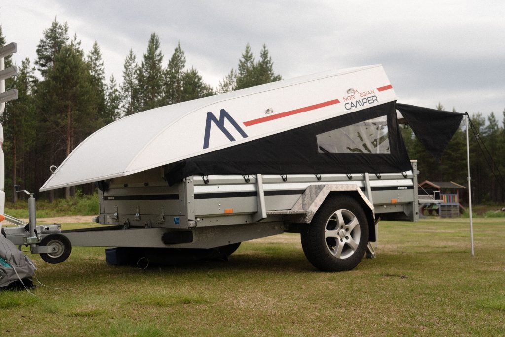 Bildet viser camperen slått opp som del av tv-serien Opplev Finnmark. Foto.