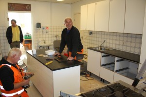 Emil Krakeli leder arbeidet med å sette inn ny kjøkkeninnredning