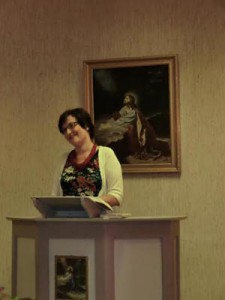 Randi Marie Solbakken på talerstolen i Tornes bedehus