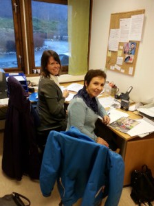 Grete Marita (t.v.) og Torgunn på kretskontoret onsdag 9. desember.