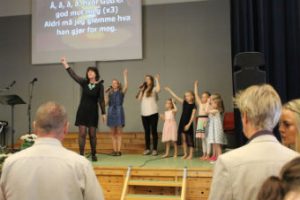 Marit Andresen Røen synger med barna på søndag formiddag