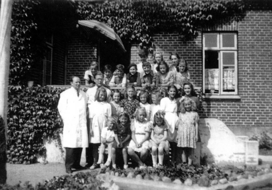 Franske børn på ferie i Nørre Søby - 1946. Fotograferet hos barber Pedersen sammen med børn fra byen