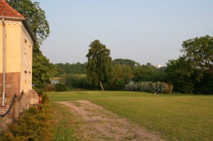 Kik over park, sø – til siloen i ”trætoppene”. 