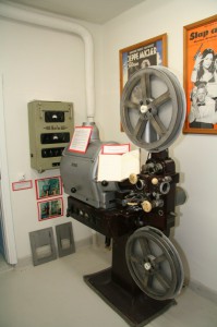 Da NS Kino lukkede, købte Søbysøgård kinomaskinen. Der vistes i mange år film i Riddersalen for de indsatte    
