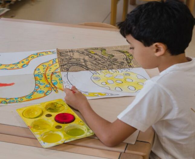 Student enjoying art at Nün Academy International School