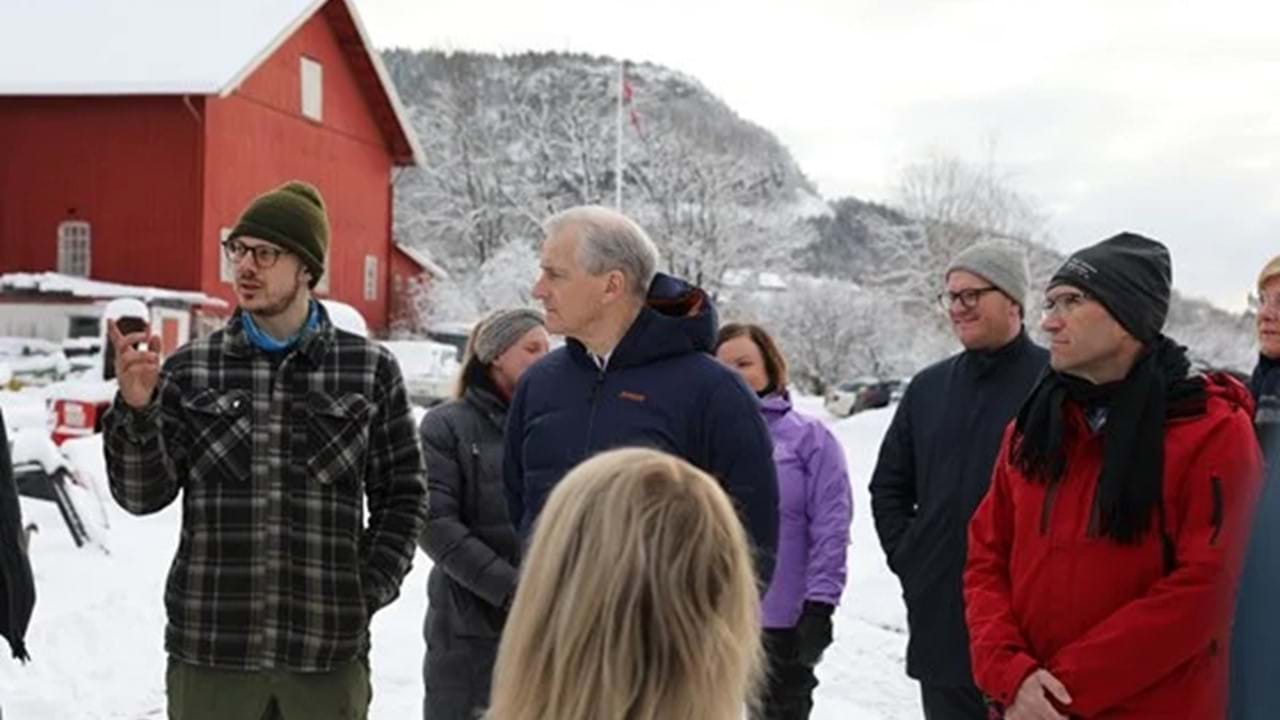 Statsminister Jonas Gahr Støre på gårdsbesøk