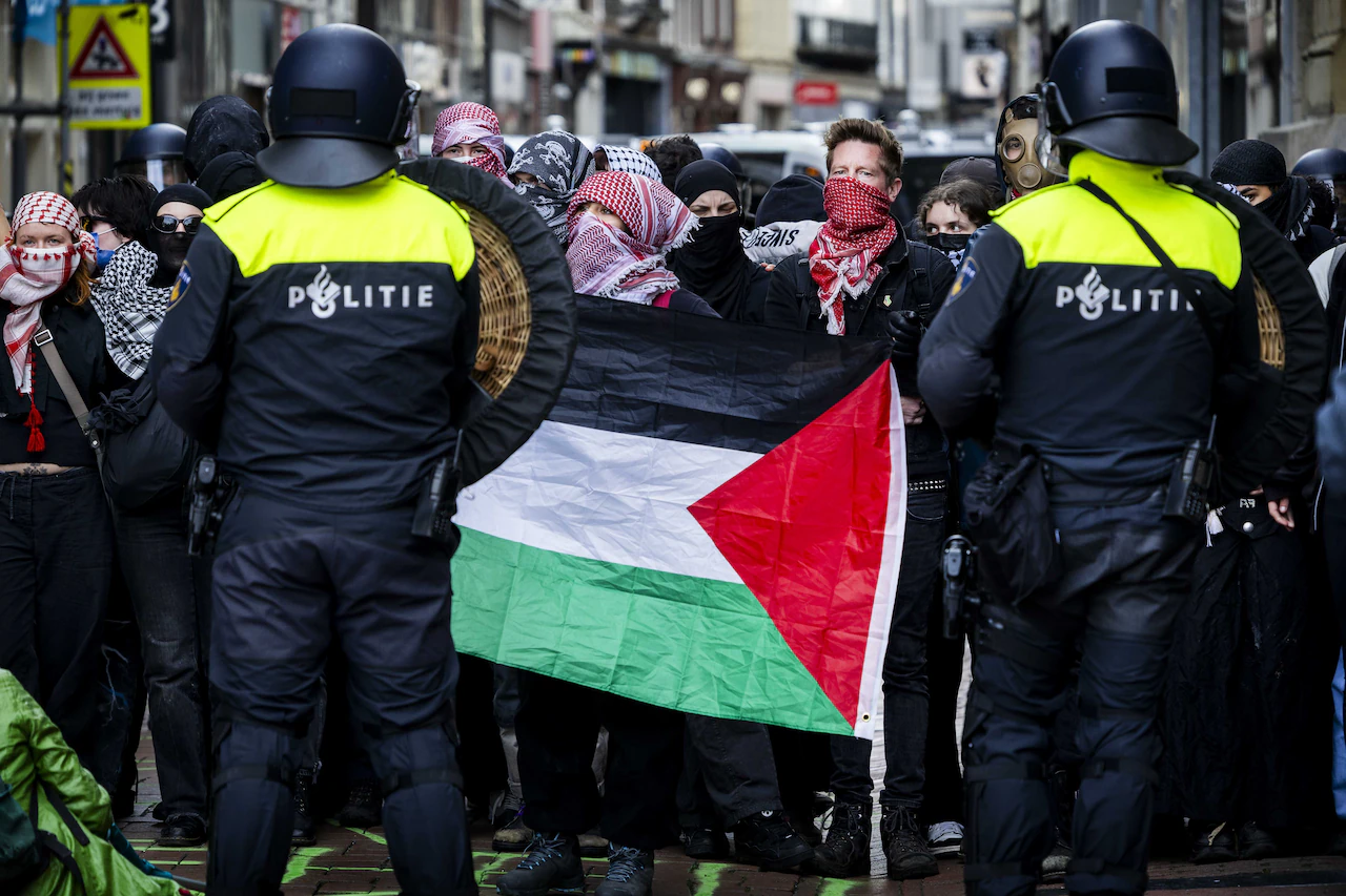 Agenten blokkeren toegang tot Damplein