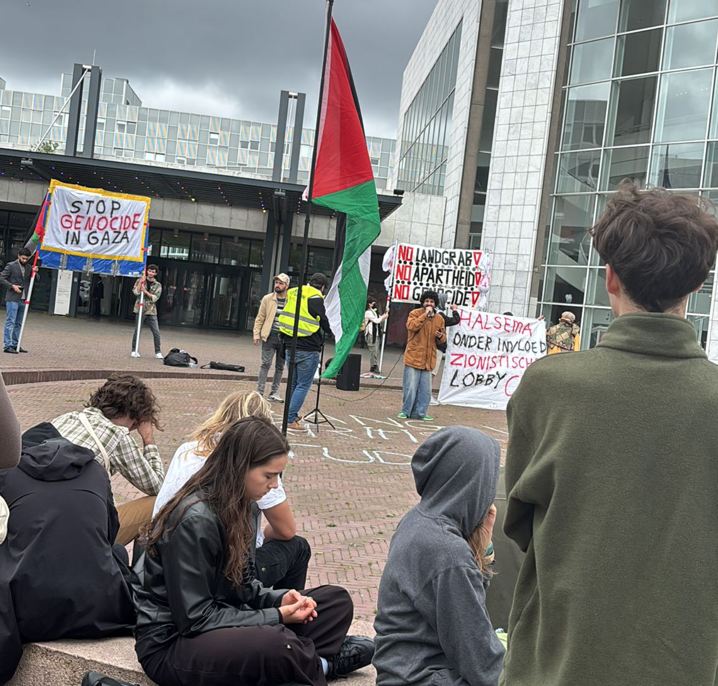 Demonstratie bij Stadhuis op 30 mei