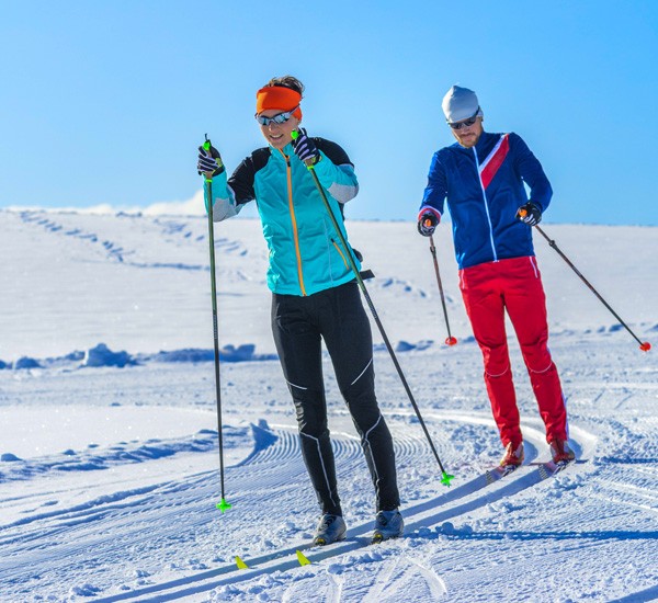 Langlauf und Alpinski