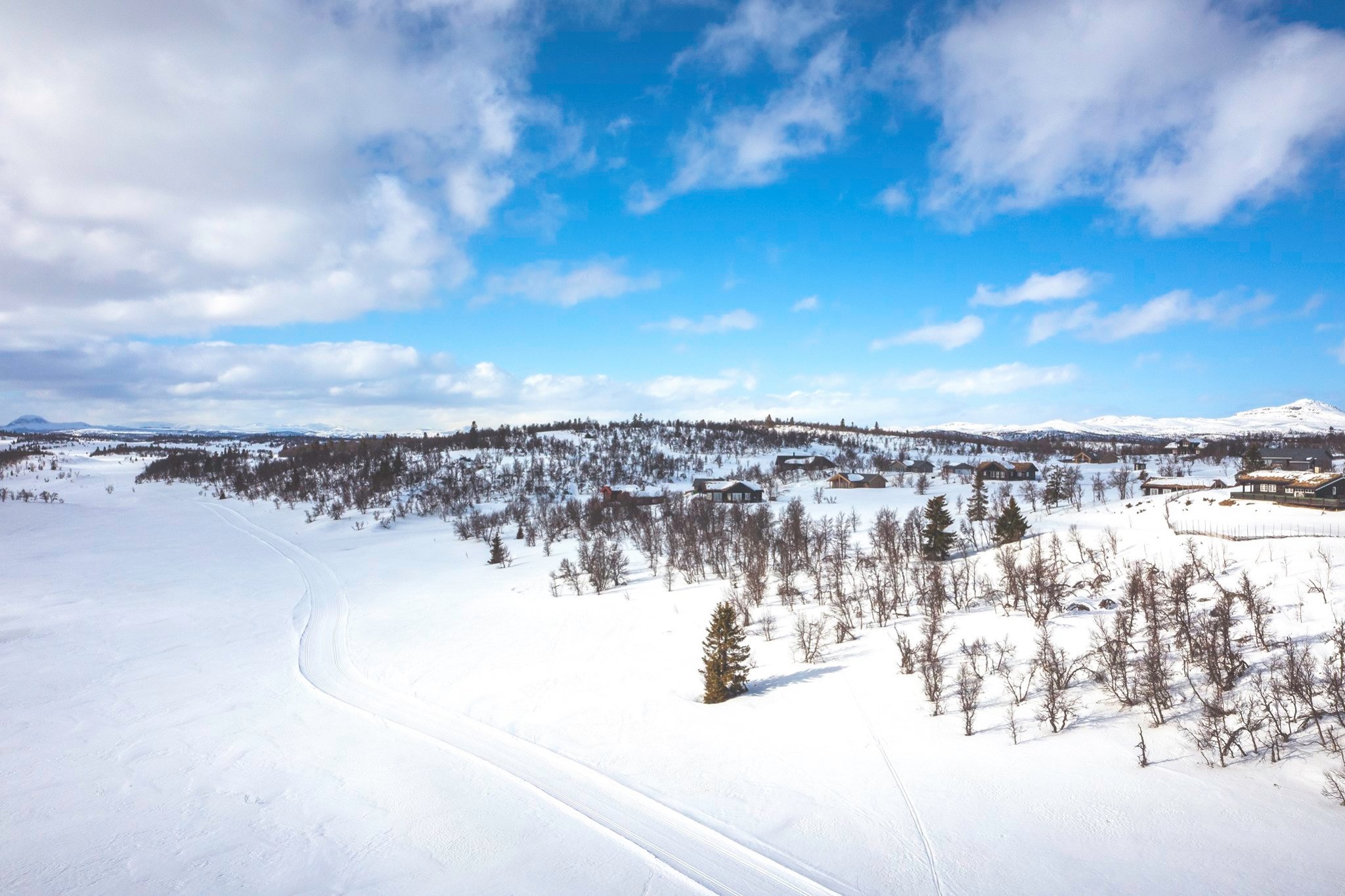 Utsikt fra Ølsjølitoppen med fjell, innsjøer og skog, omgitt av vernede buffersoner.