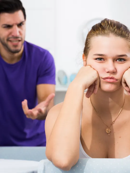 11 Early Signs Of A Controlling Man: Don’t Miss Them!