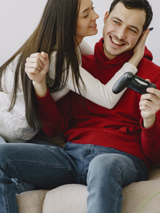 DATING A GAMER: 10 PROS AND CONS TO KNOW