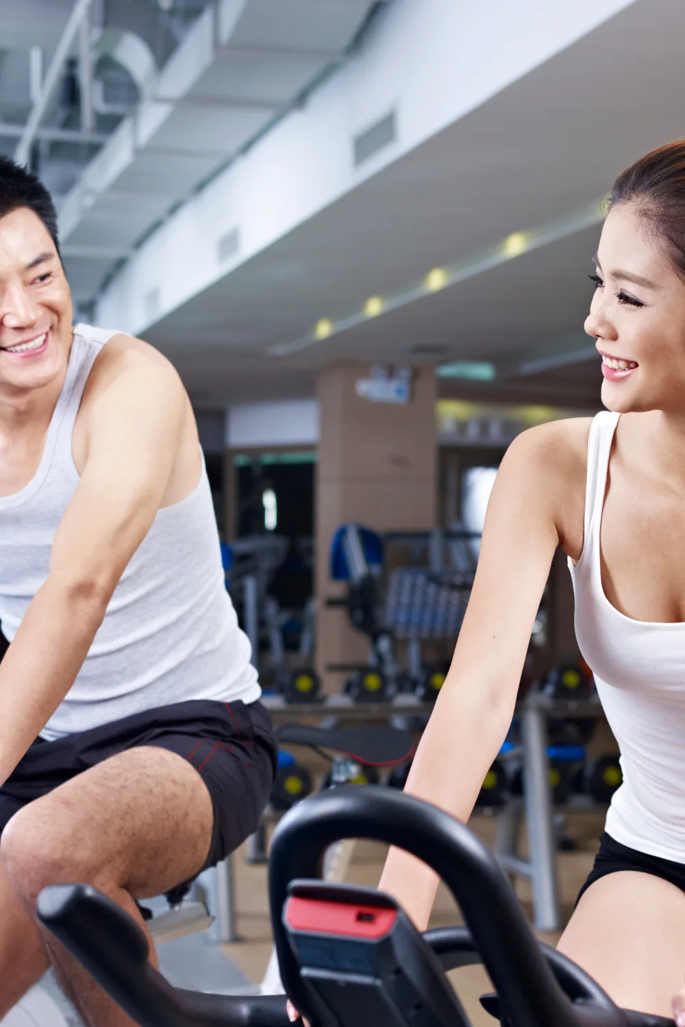  Signs a Guy at The Gym is Interested in You