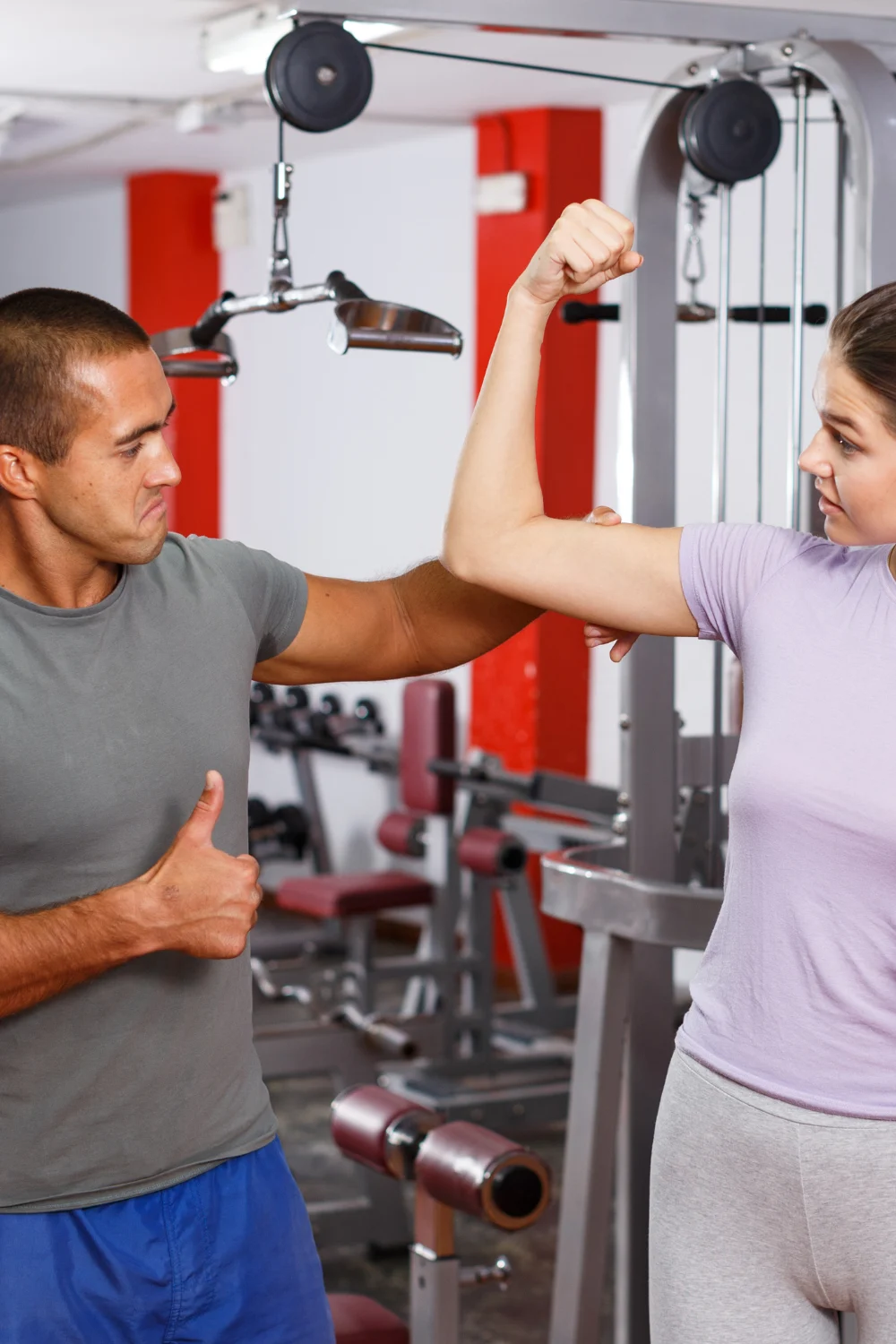  Signs a Guy at The Gym is Interested in You