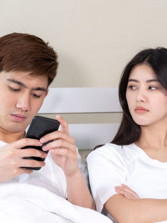 10 Signs Your Husband Is Sexting Another Woman