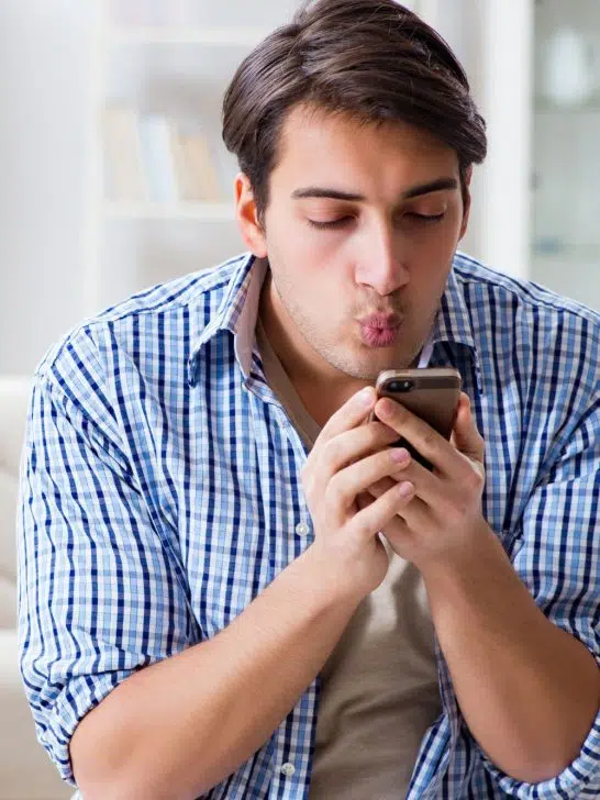 12 Signs He’s Using You For Sexting