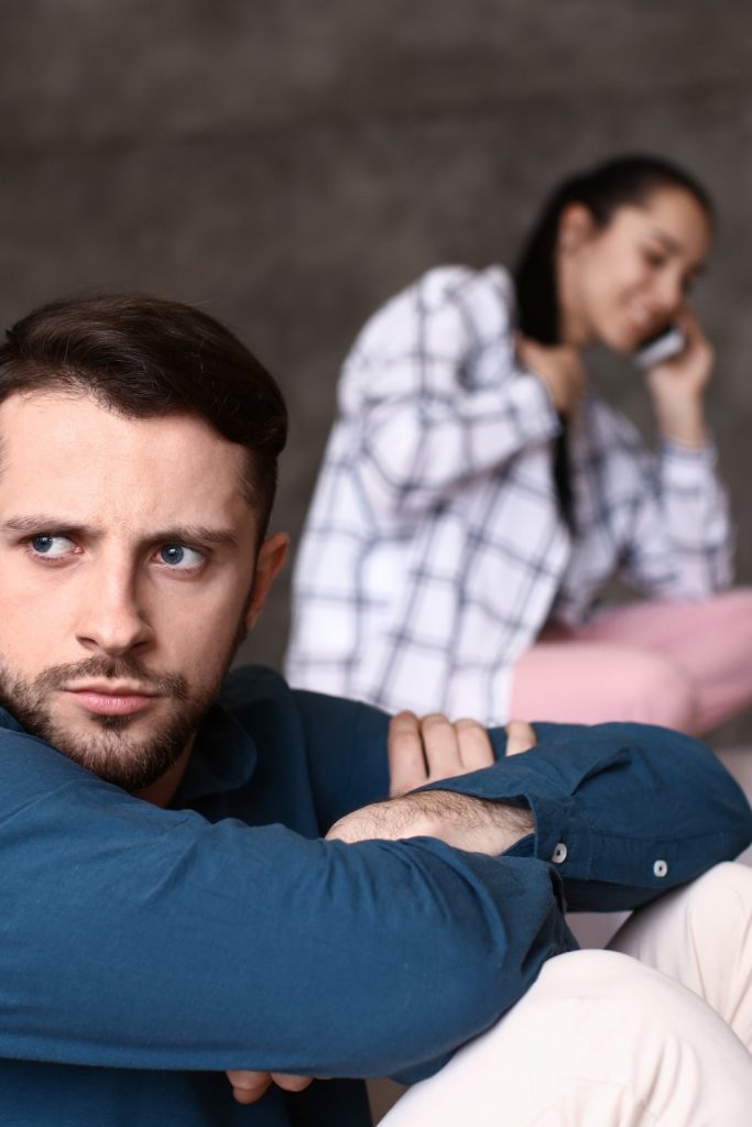 signs your husband doesn't trust you