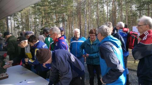 Stundtals blev kön ganska så lång - och det kom så många att kartor fick nytryckas